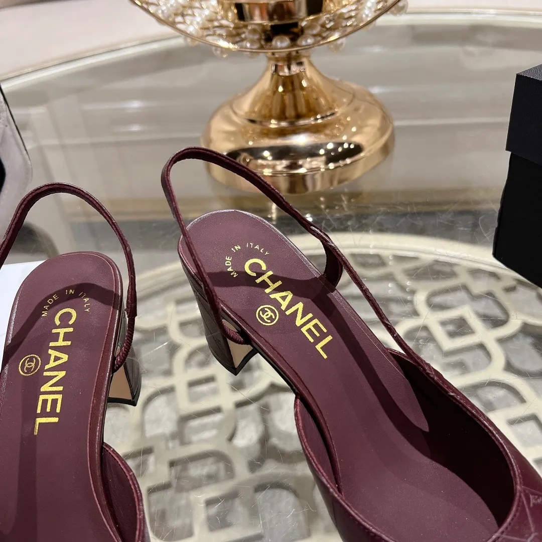 👟👟Ex-factory price 540👟👟 CHANEL Xiangjia 24vs spring and summer new fashion sandals series... Chanel is a very comprehensive noble fashion lifestyle brand. The same models are sold by major fashion bloggers and celebrities in Hong Kong, the United States, and other countries. They are simply beautiful. I fall in love with elegance and the playful sense of the future. I want to own them right away just by looking at them. But you can really think about a pair of exquisite high heels. This series is specially designed for extraordinary and indifferent ladies to create a unique overall effect. CHANEL designs products that inspire women to move forward and highlight their charm... 1️⃣Material: Original customized patent leather + imported sheepskin 2️⃣Inner lining: Original customized imported sheepskin 3️⃣Feet: Original customized imported sheepskin 4️⃣Outsole: Genuine leather sole imported from Italy 5️⃣Heel height: 2.5cm/6.5cm/9cm 6️⃣Number: 34-43 (34.40.41.42.43 customization is not returnable) 7️⃣Packaging: The latest and exquisite full set of packaging at the counter